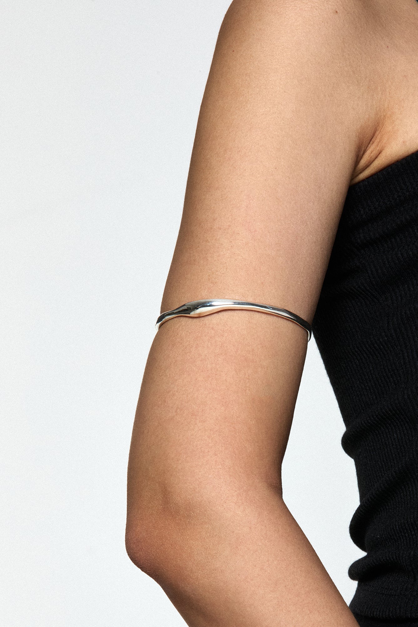 SLEEK ARM BANGLE M