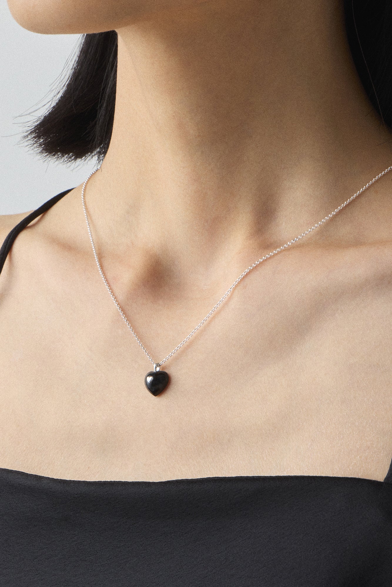 VERY VINTAGE BLACK ONYX HEART PENDANT NECKLACE