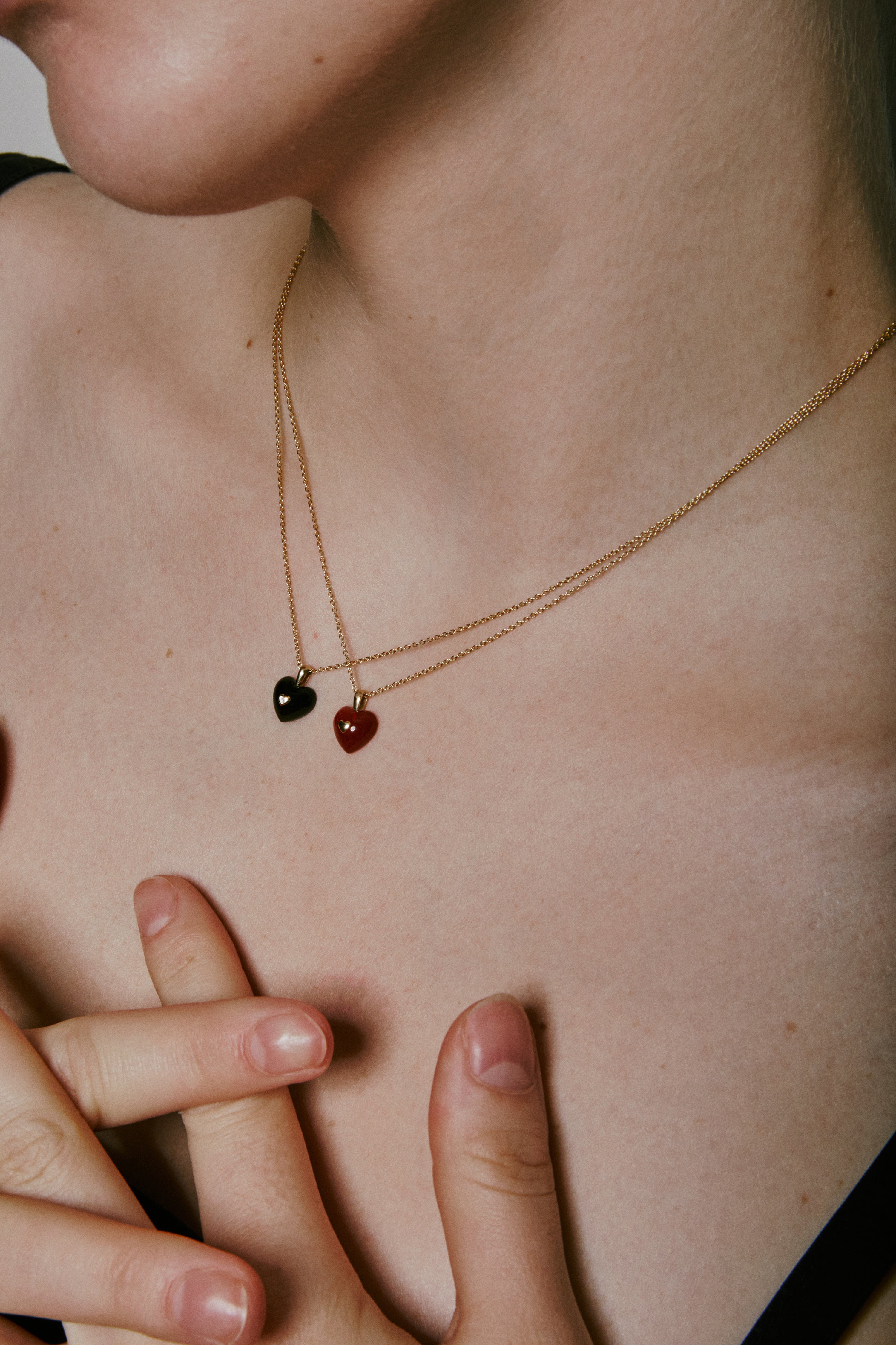 VERY VINTAGE TINY BLACK GOLD HEART PENDANT NECKLACE