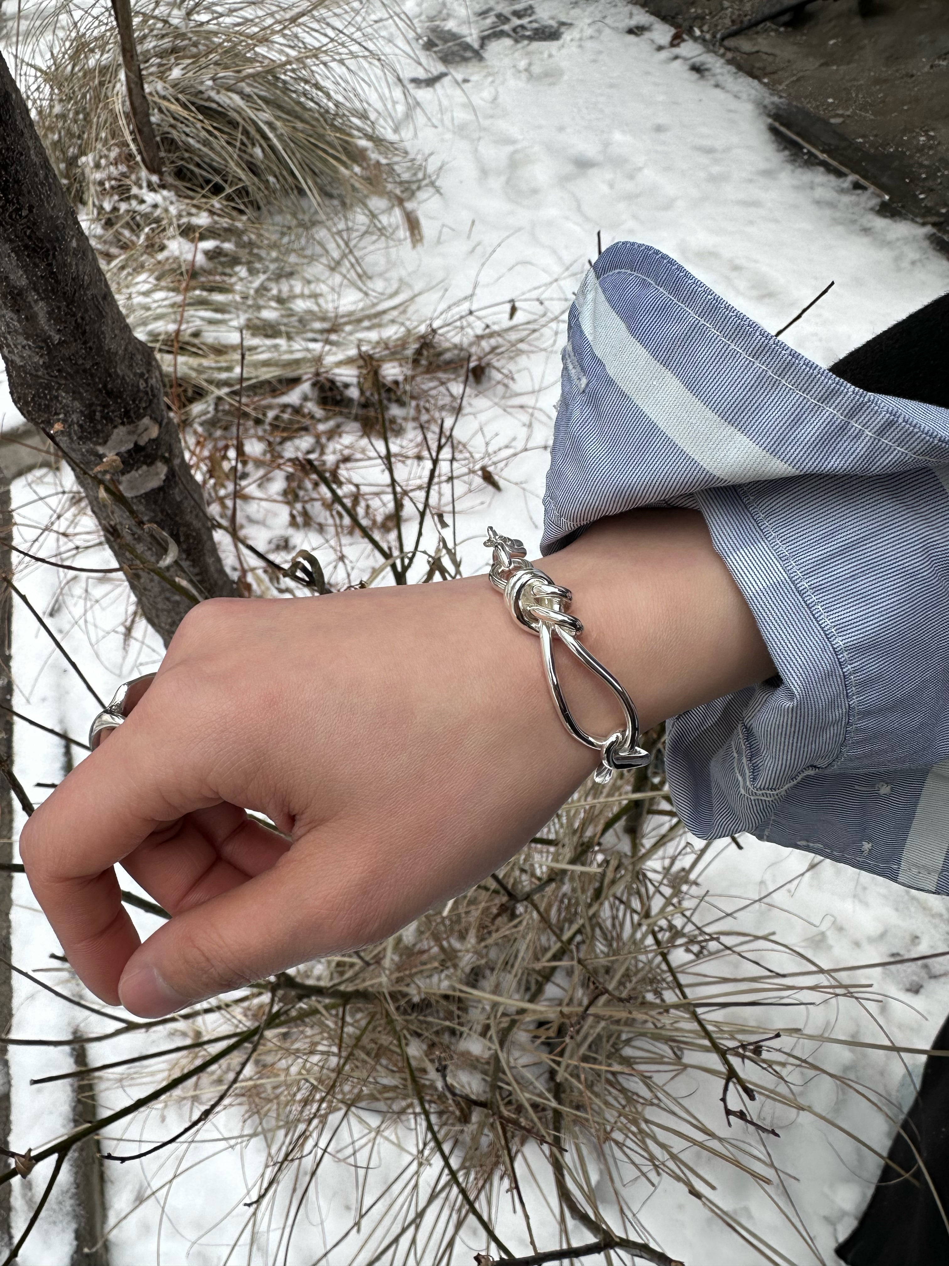 BOLDLY CURVED LOOSE KNOTS BRACELET