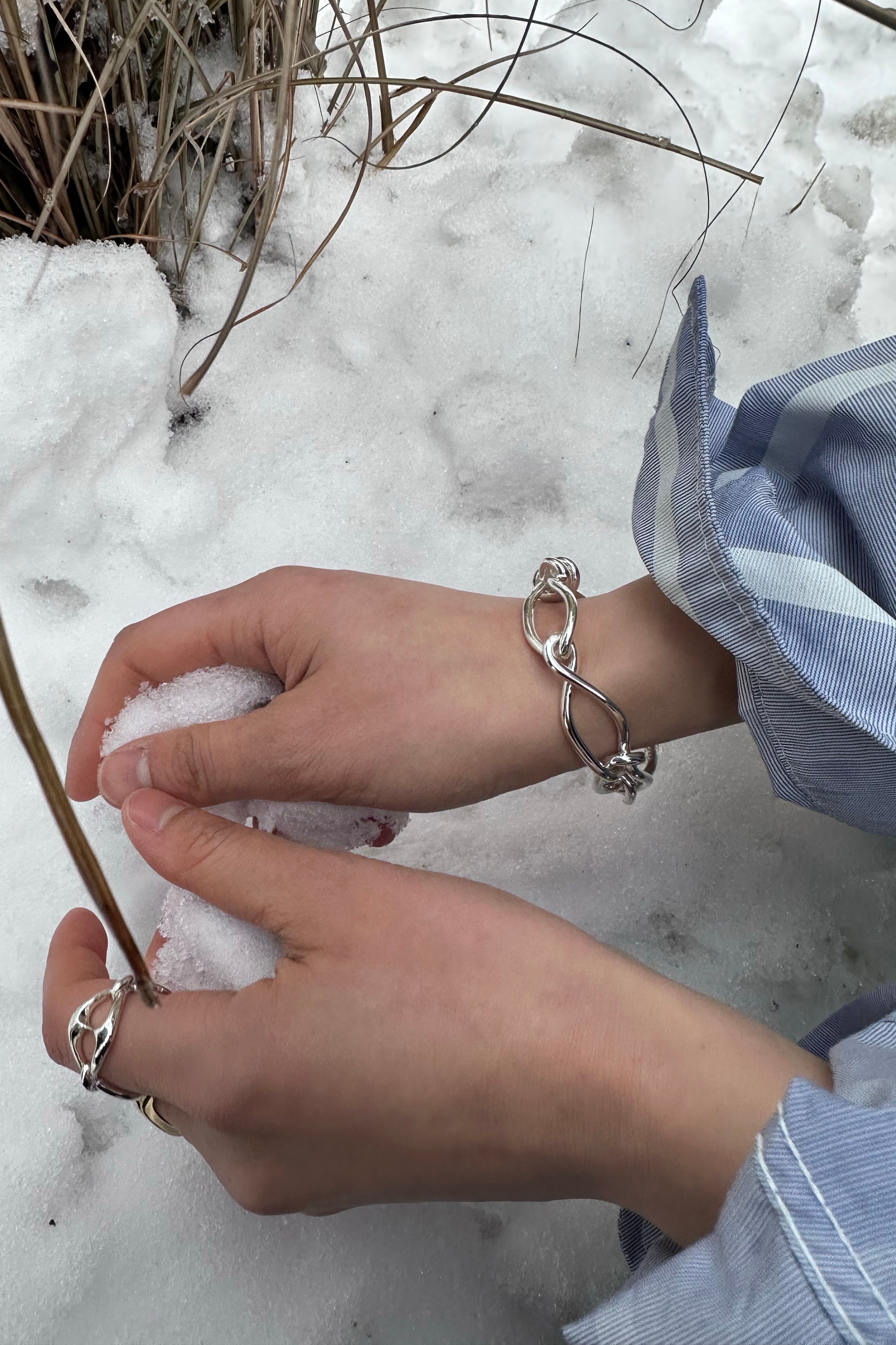 BOLDLY CURVED LOOSE KNOTS BRACELET