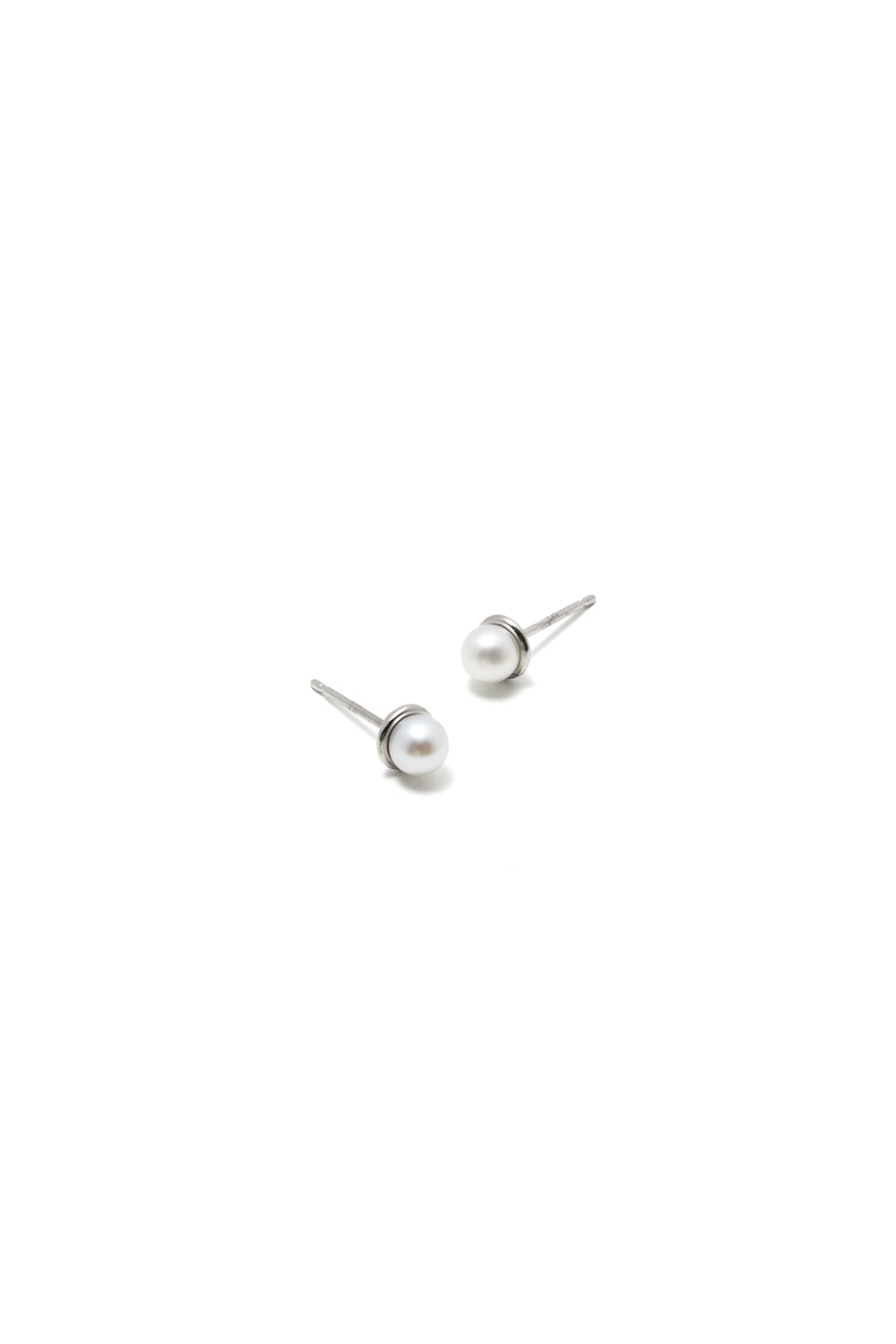 COLD WHITE 4mm PEARL EARRINGS