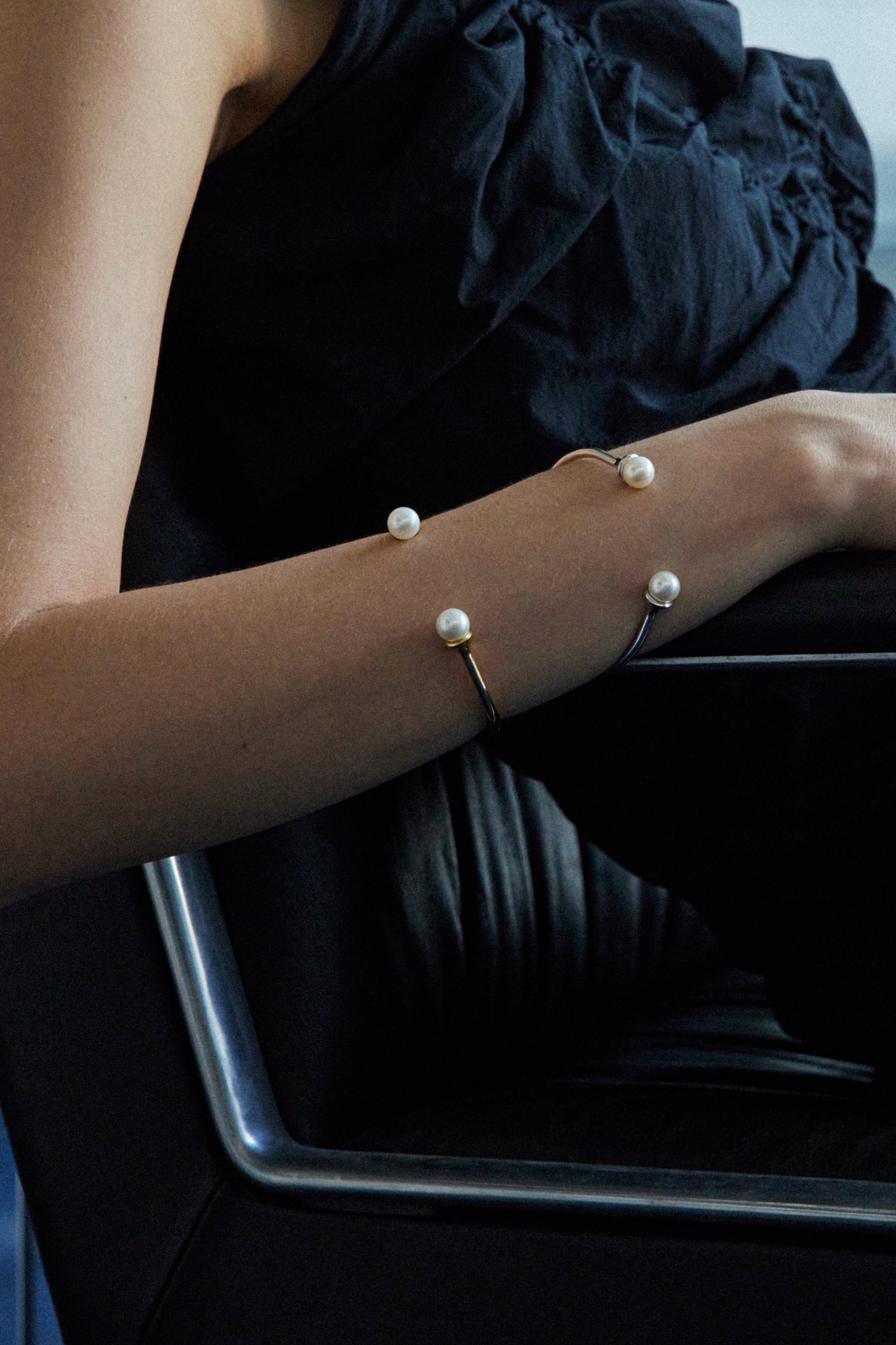 COLD WHITE DOUBLE PEARL OPEN BRACELET