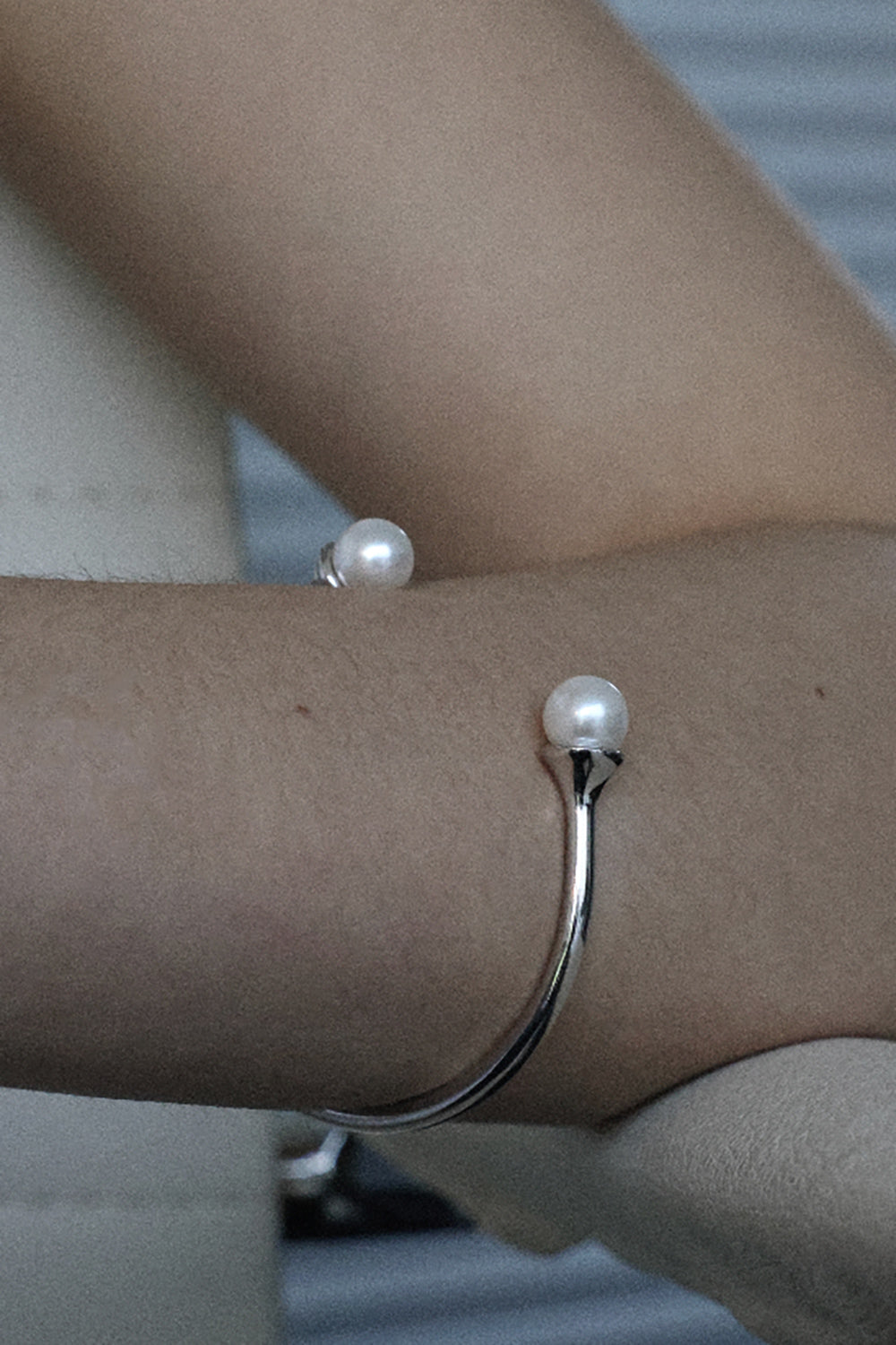 COLD WHITE DOUBLE PEARL OPEN BRACELET