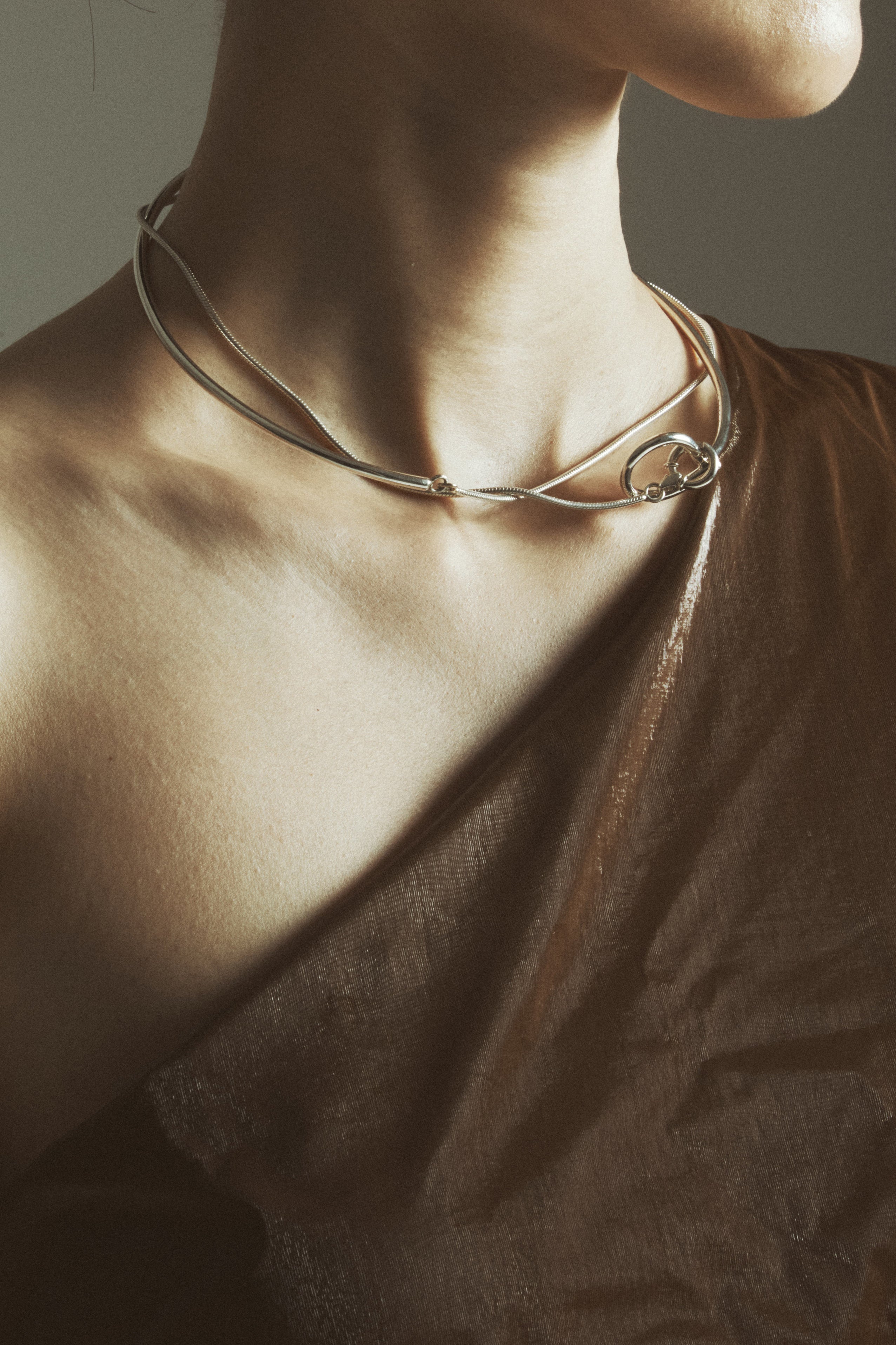 STRAPPY COLLAR IN SILVER