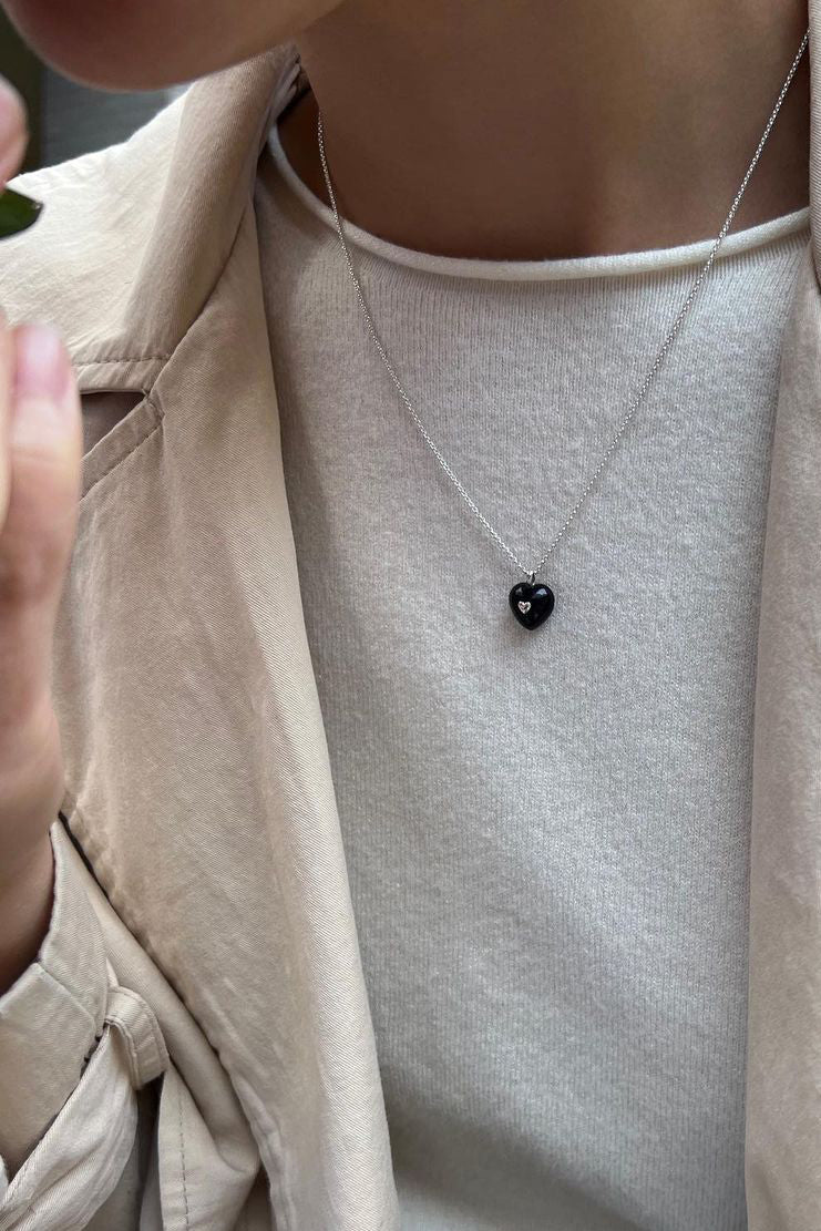 VERY VINTAGE BLACK ONYX HEART PENDANT NECKLACE