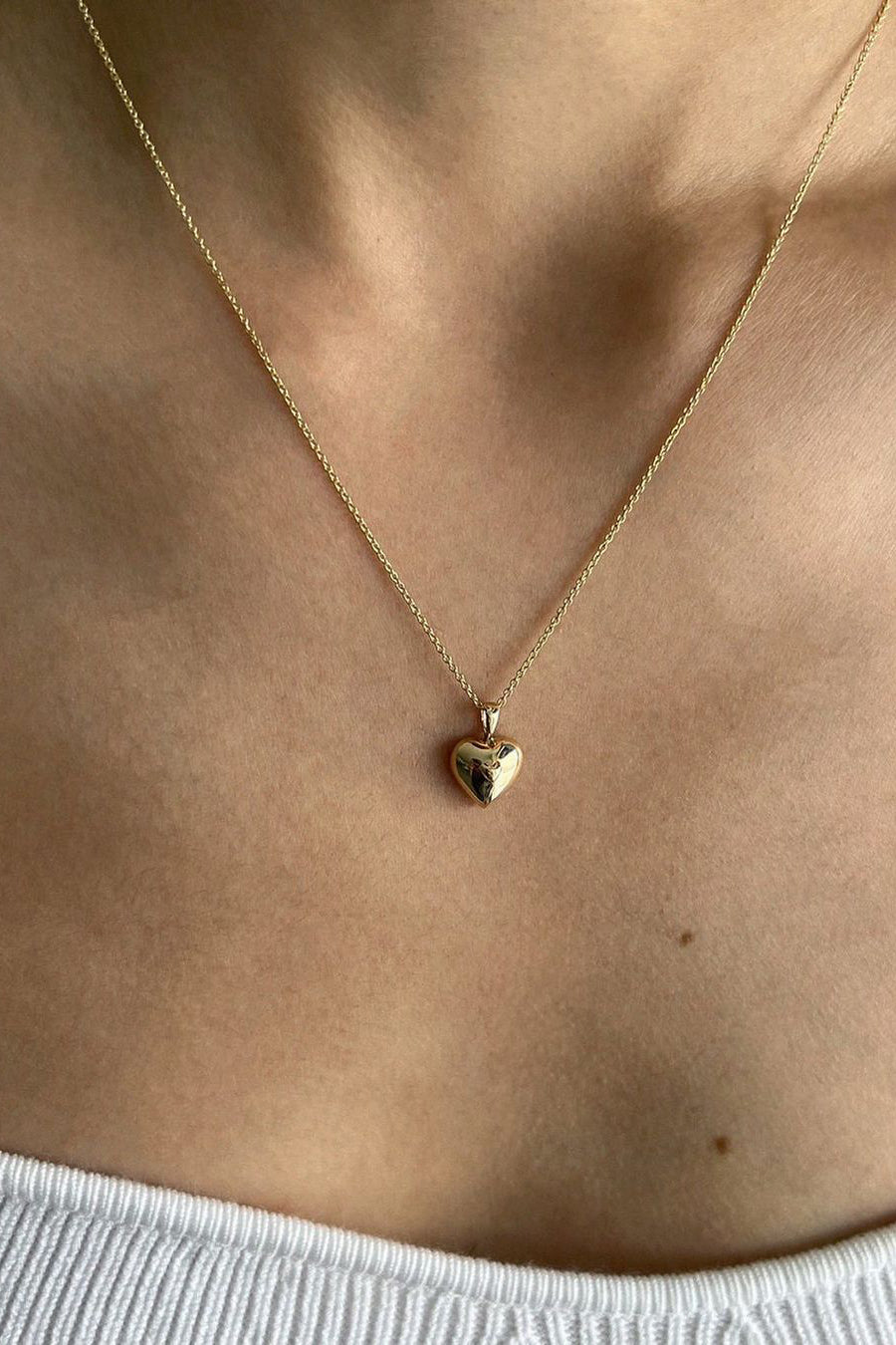 VERY VINTAGE GOLD HEART PENDANT NECKLACE