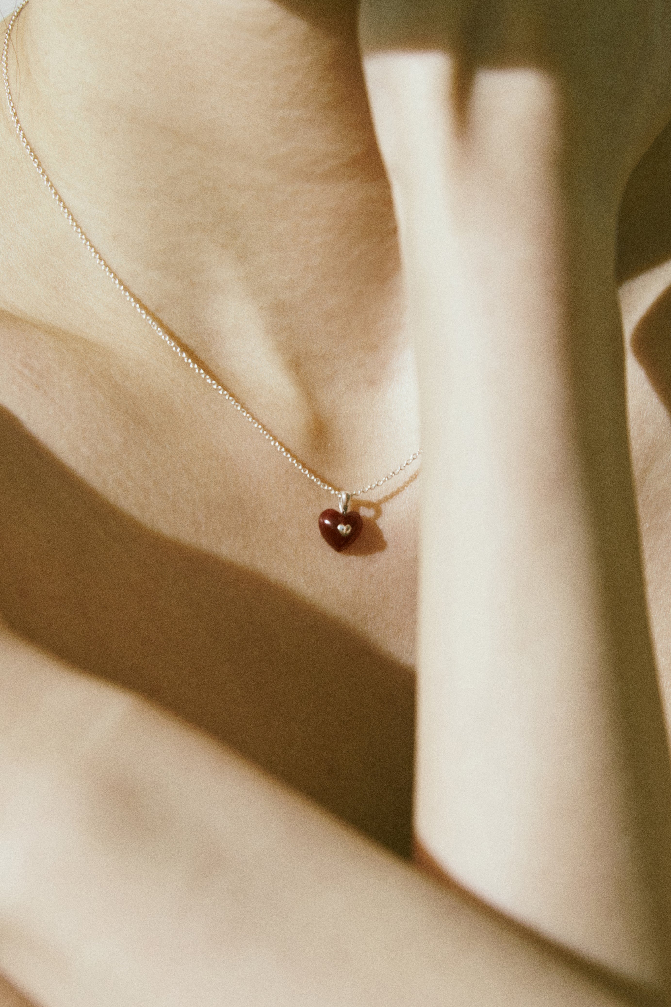 VERY VINTAGE TINY RED SILVER HEART PENDANT NECKLACE